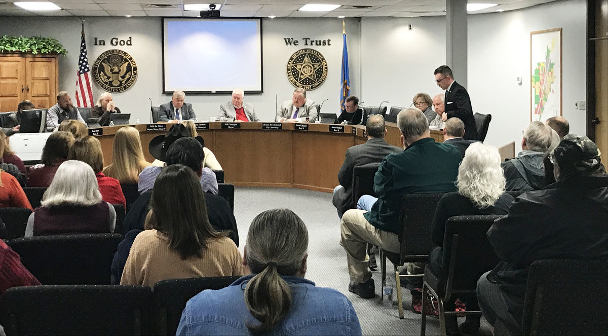 Community turns out to city council meeting to share thoughts on City Manager Jim Thomas
